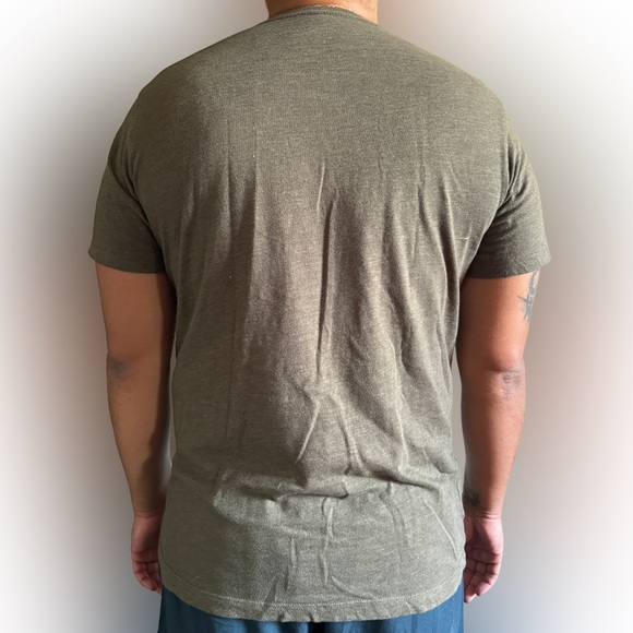 Levi’s Olive Green Tee | Classic Fit, Soft Cotton, Everyday Essential - Picture 6 of 6
